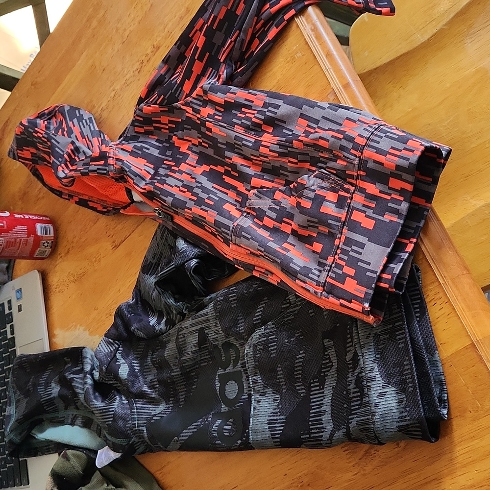 Boys 5t sweaters with hoods